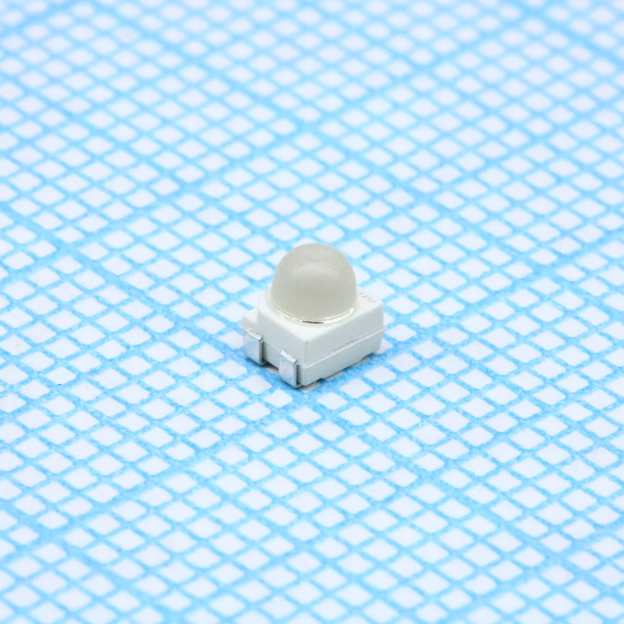 LSE63B-BBCB-1-1 - Светодиод smd 3,2х2,8мм/красный/633нм/2240-4500мкд/прозрачный/30° с линзой