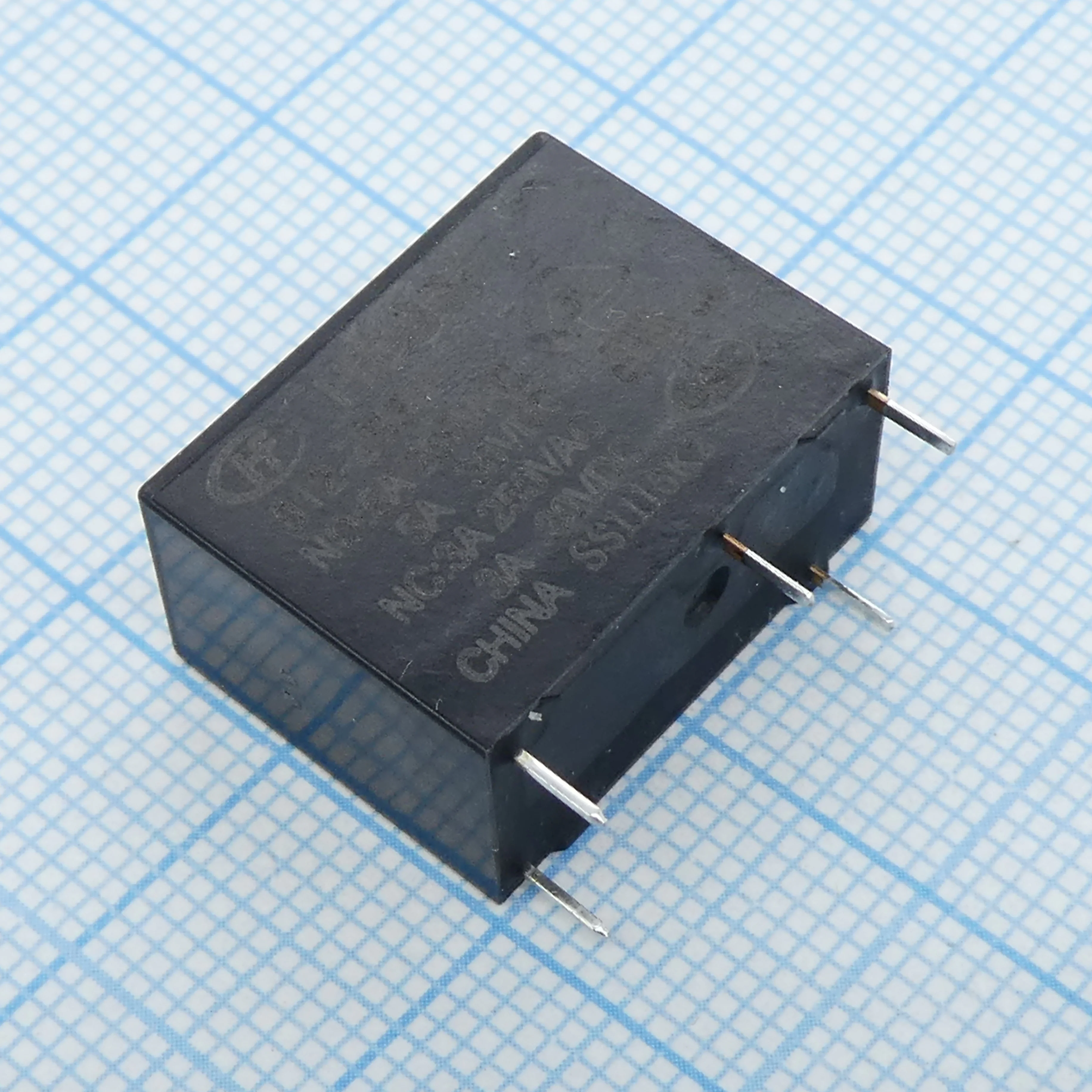HF33F/024-ZST - Сверхминиатюрное силовое реле серия HF33F SPDT (одна контактная группа-два направления) катушка 24В