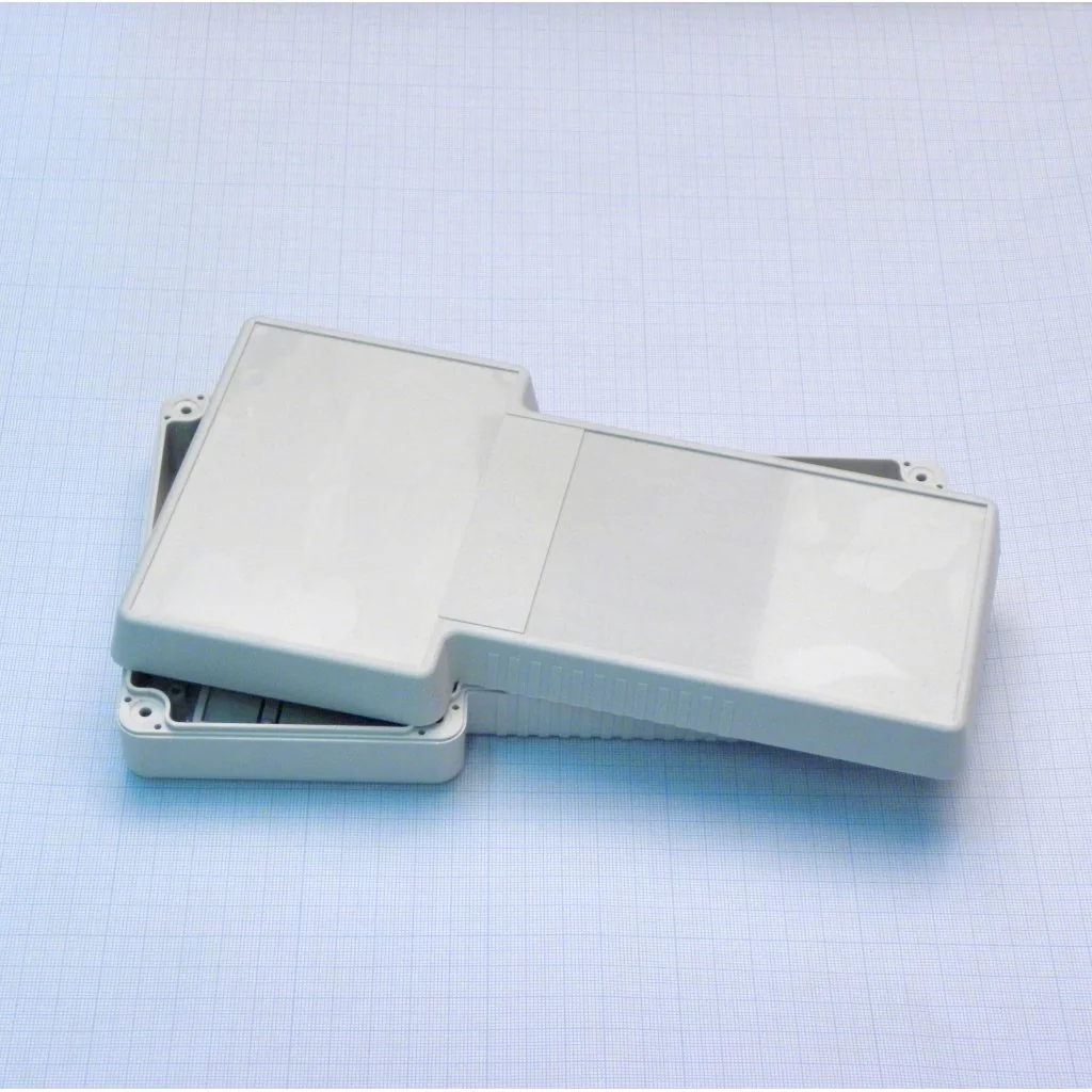 G858G(S)BC - Корпус из прочного пластика с отсеком для батарей