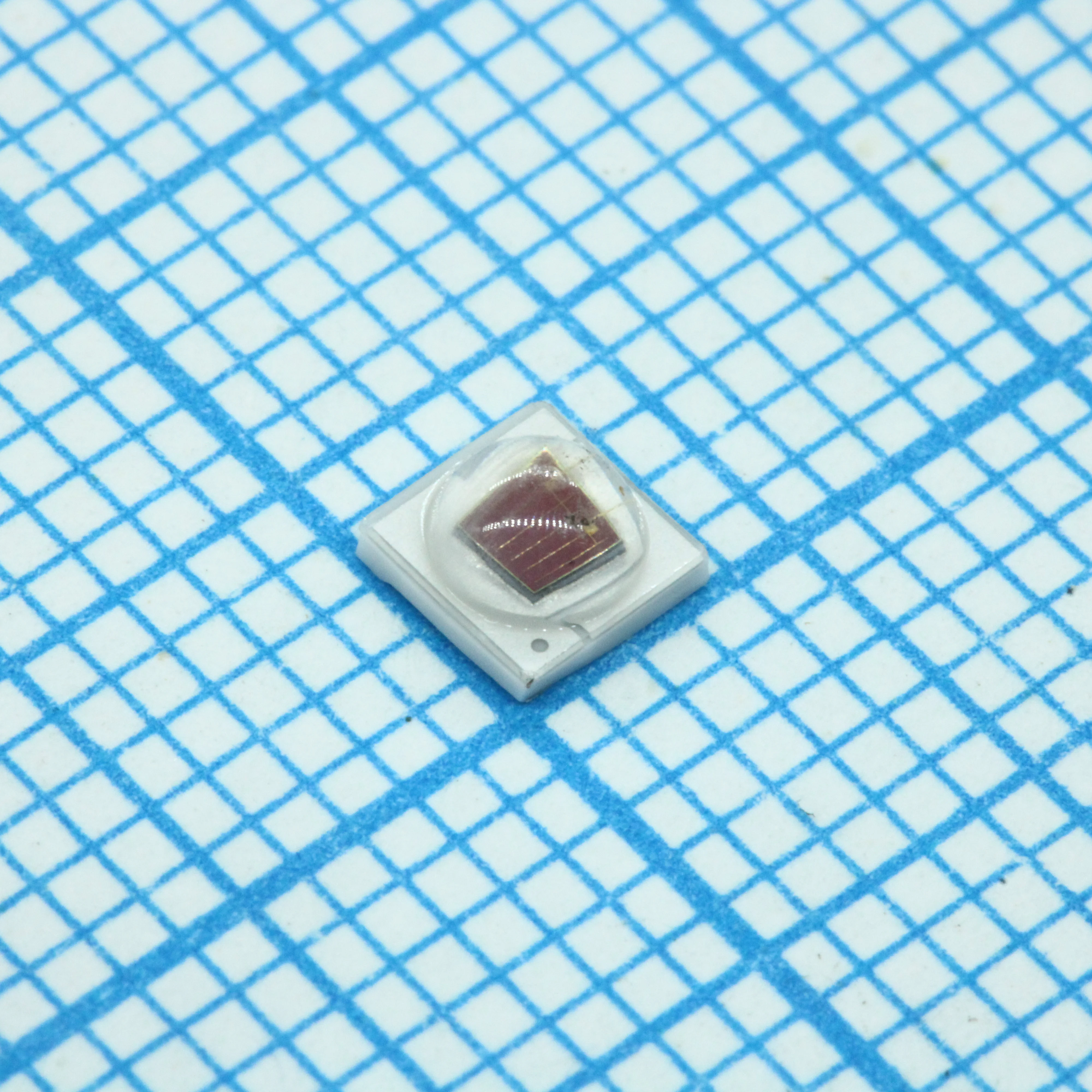 HL-C3535F5R3GA-ZW - Светодиод smd 3,45х3,45мм/красный/640нм/35-55Лм 550mW при 700мА/1Вт/2.2-3В/130°