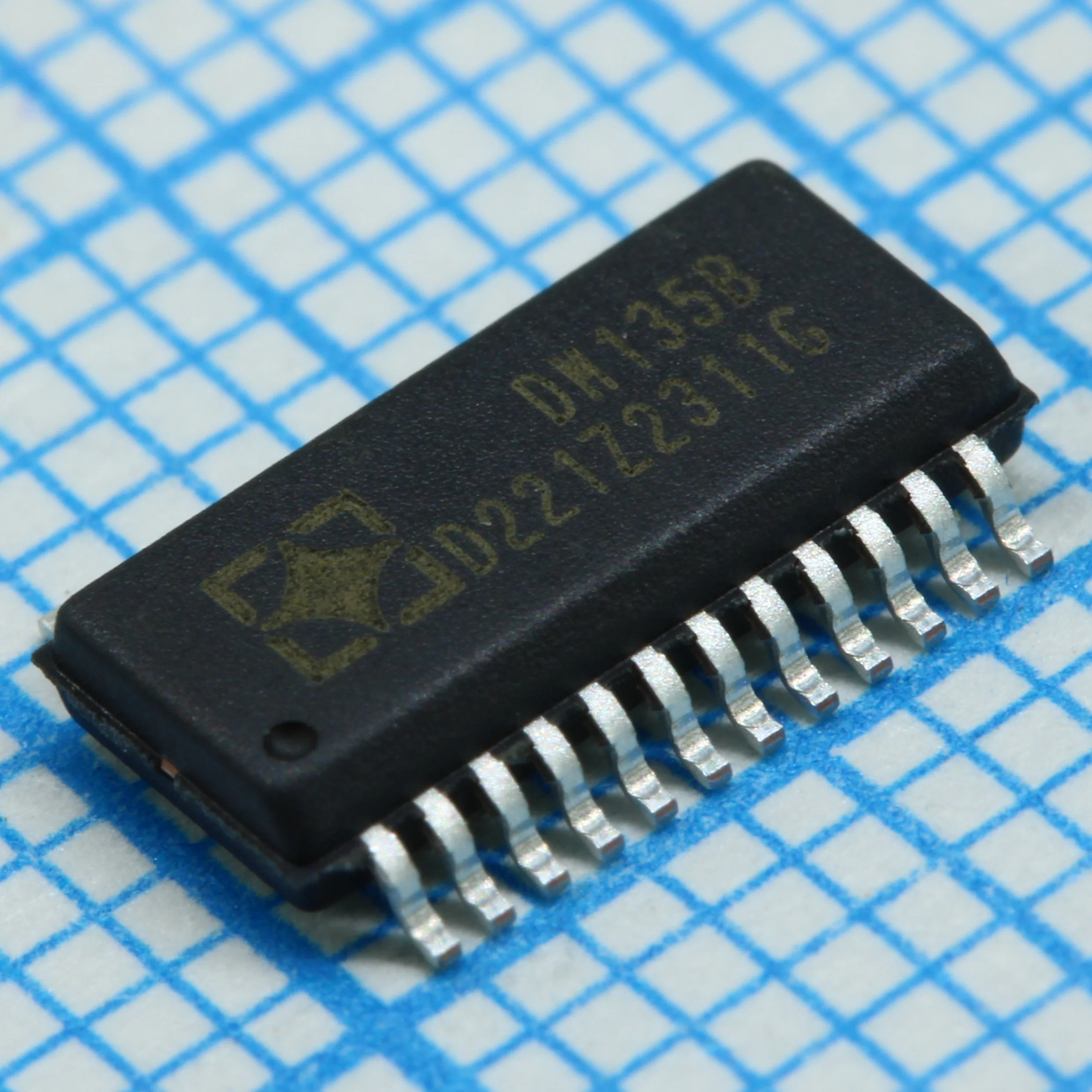 DM135B (SSOP24) - Драйвер LED, 16-канальный, Iвых=20...90мА, Uпит=3.3...5В, 25МГц, Uвых=17В
