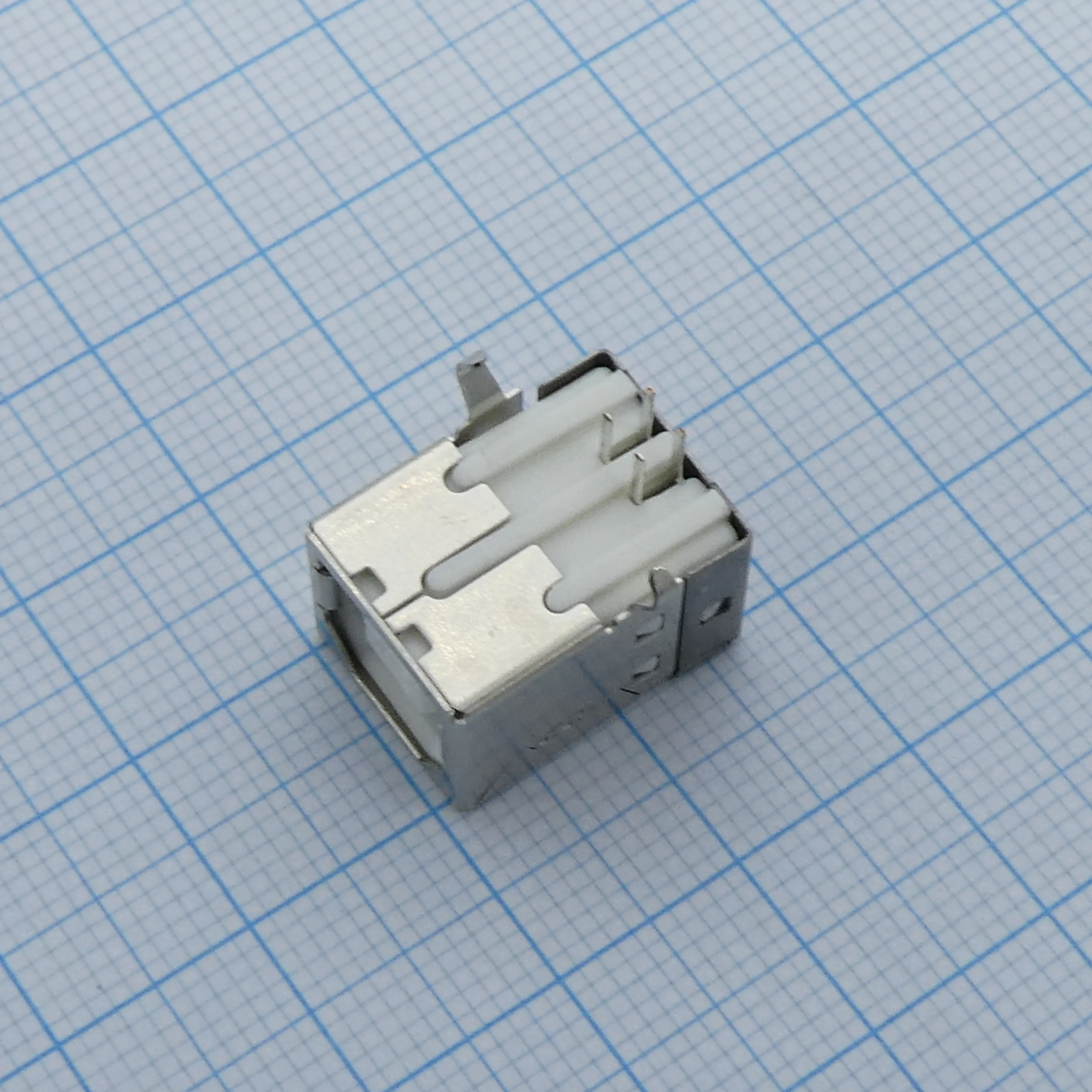 DS1099-WN0-FE - Разъем USB тип B розетка на плату белая,  угловая