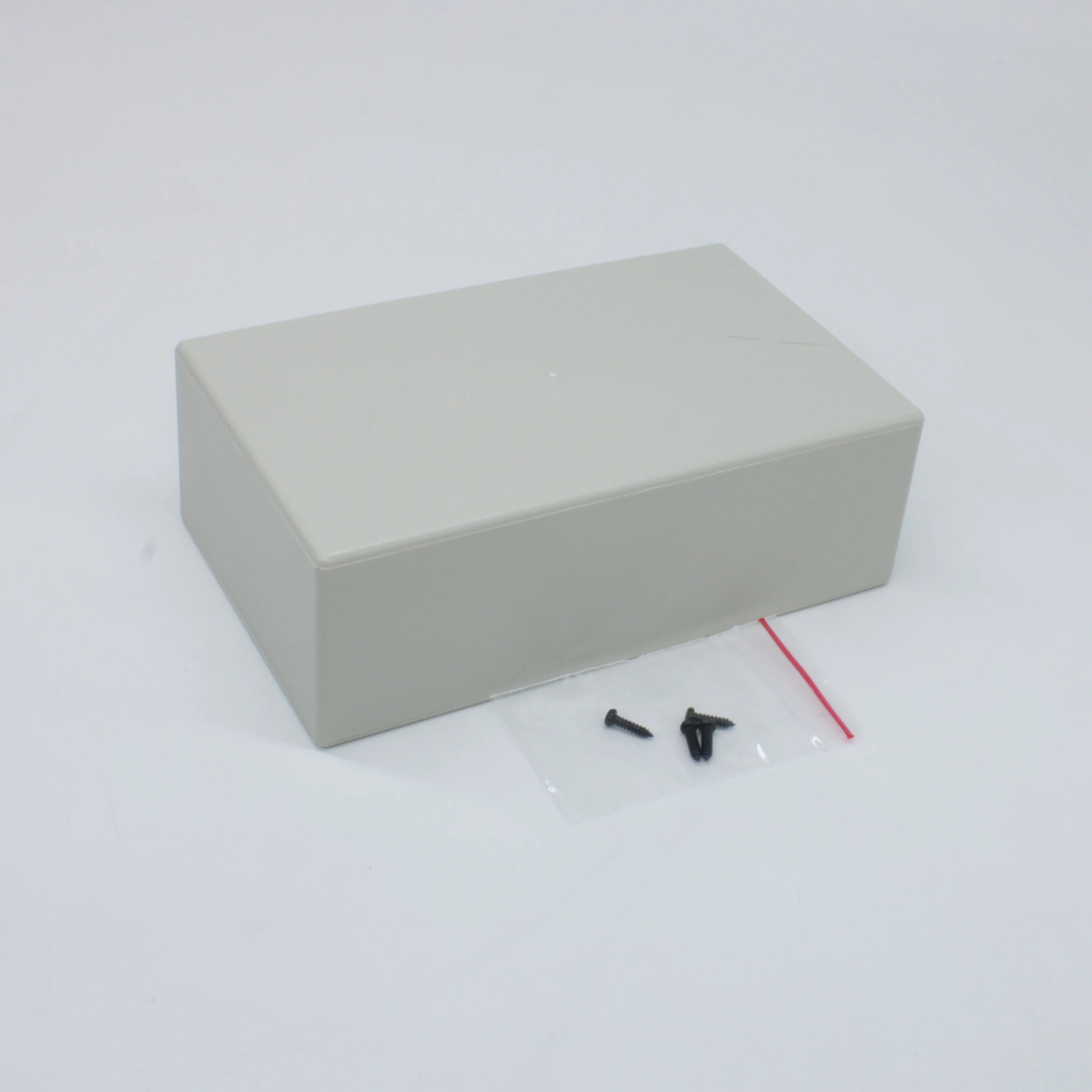 G1024G - Корпус из высокопрочного пластика, серого цвета
