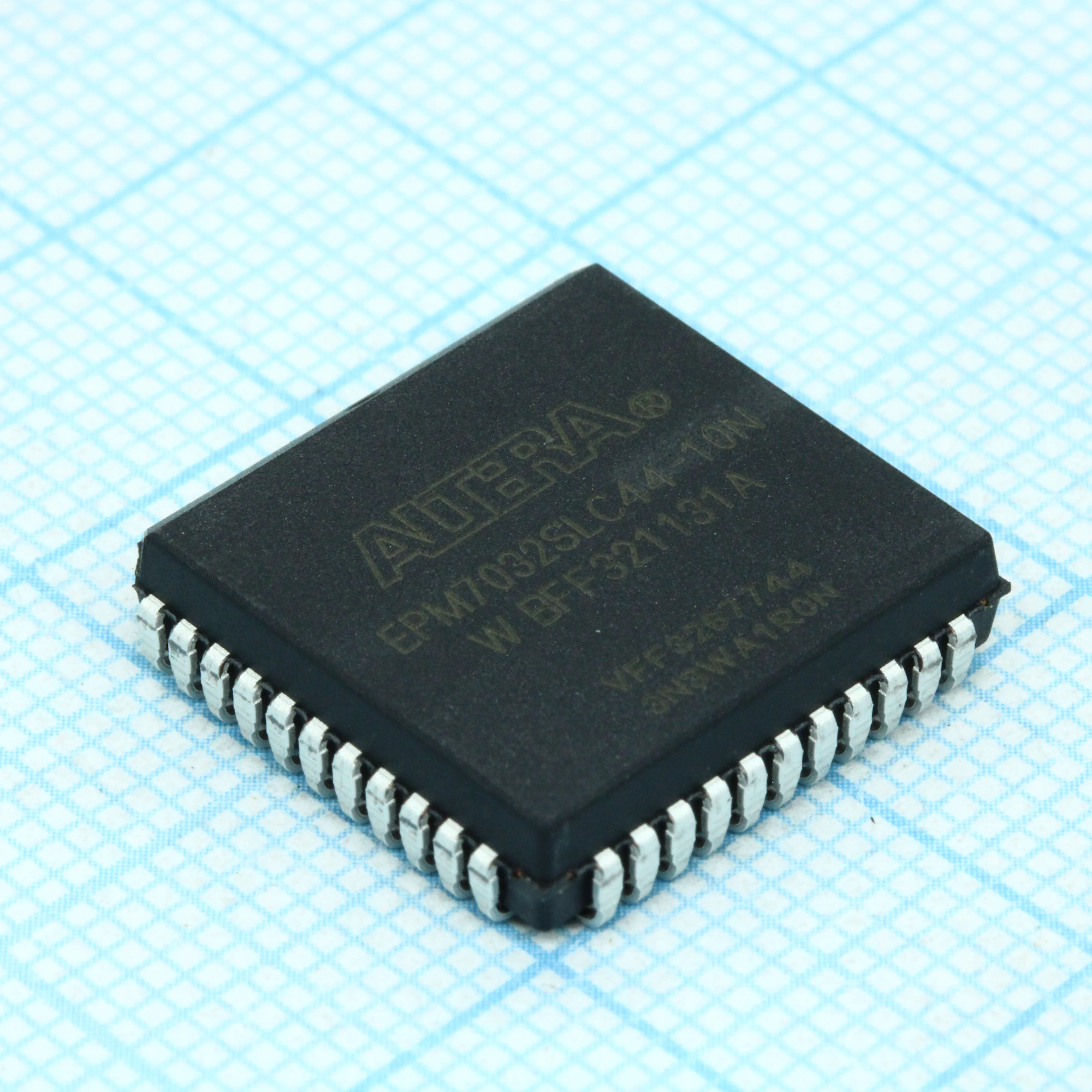 EPM7032SLC44-10N - Программируемая логическая интегральная схема элементов-600  макроячеек-32  портов ввода/вывода-36  175.4МГц  5.0В внутрисистемная программируемость