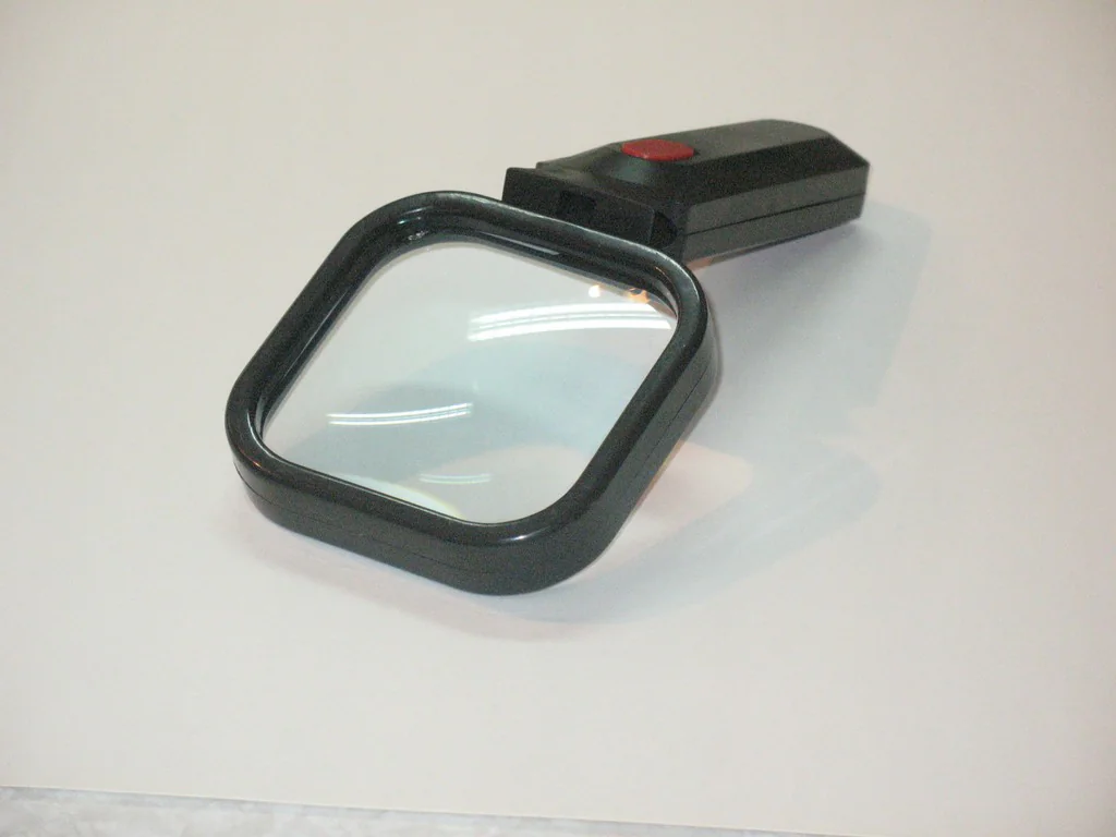 ZM8080B - Лупа с LED подсветкой, трехкратное увеличение, поворотная линза 80х80 mm. Изменение угла наклона.