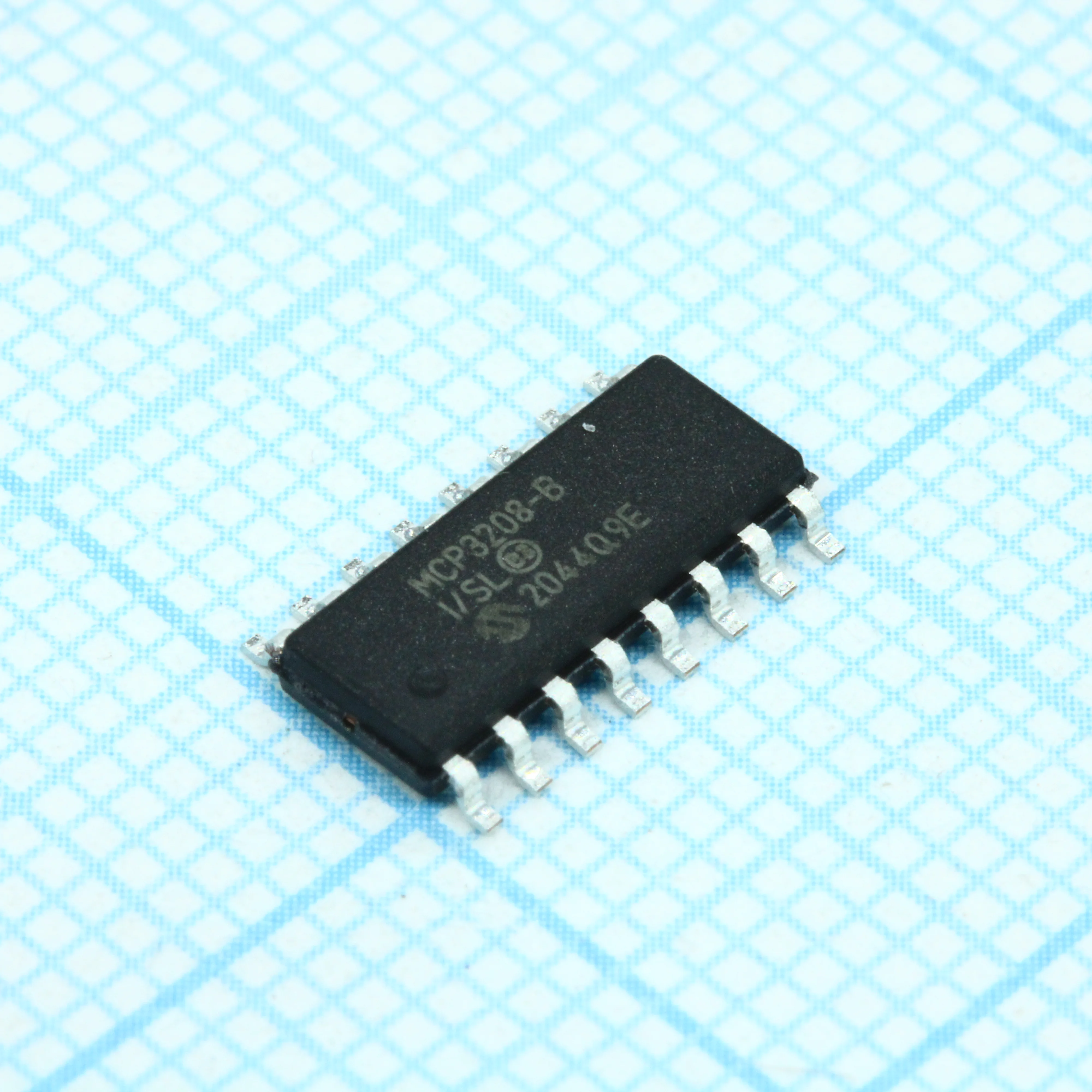 MCP3208T-BI/SL - 12-ти разрядный АЦП электропитание 2.7В 8-ми канальный шина SPI 16SOIC