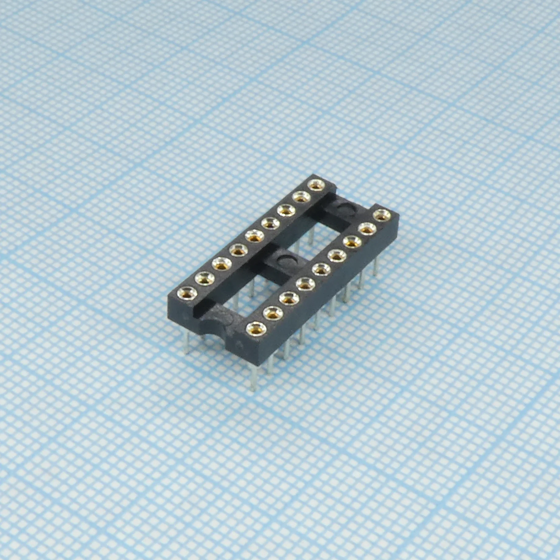 DS1001-01-18BT1NSF6S - DIP-панель цанговая под микросхему 18pin, шаг 2.54мм, ширина 7.62мм, 3А, -40 +105С