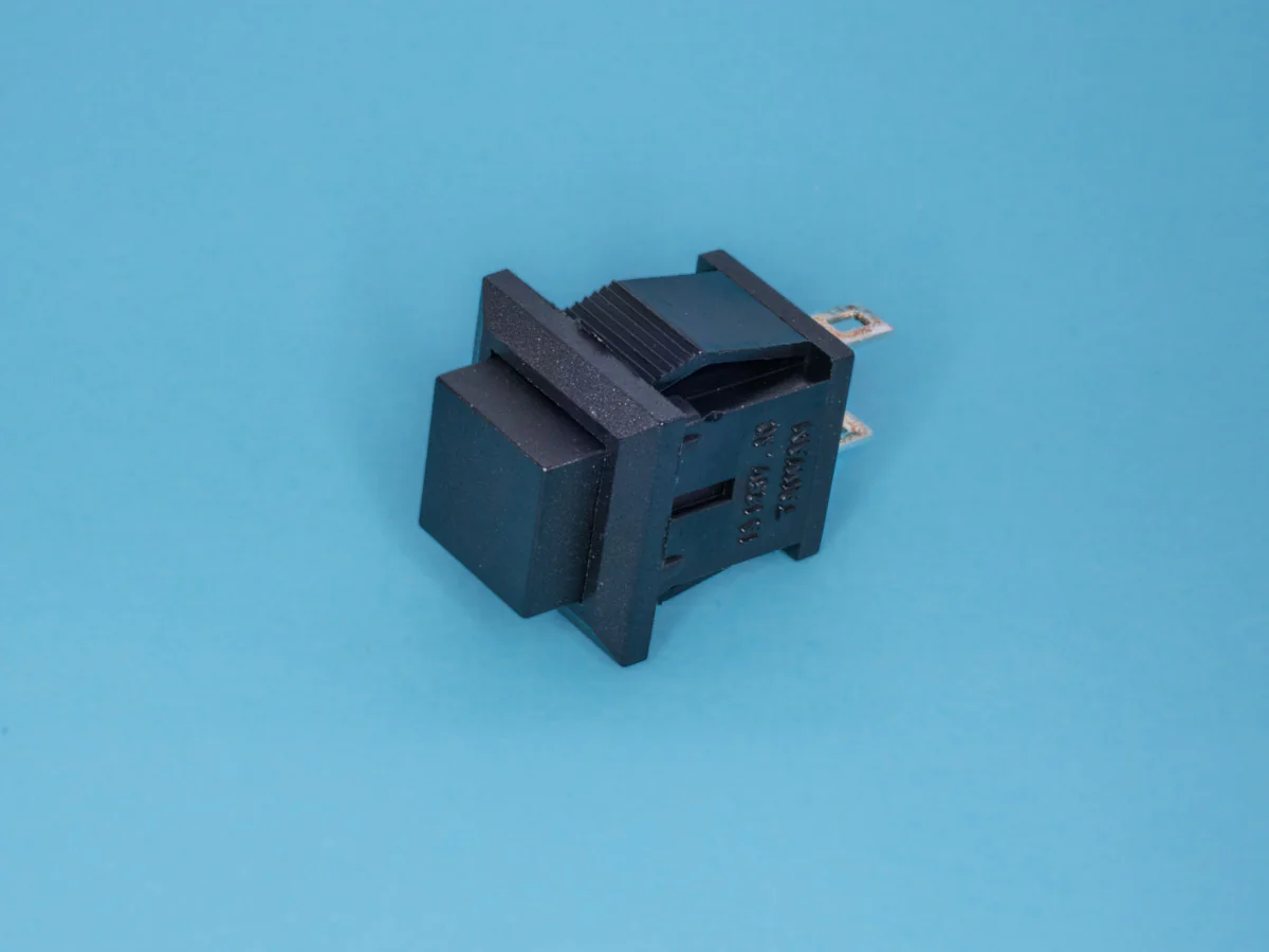 PSW-9AB - Кнопка 15х15 крепление защелка без фиксации, НР контакт, черная