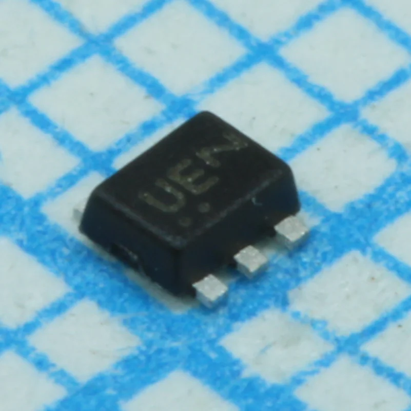 EMC4DXV5T1G - Цифровые биполярные транзисторы NPN+PNP 50В 100мА 5-Pin SOT-553 лента на катушке