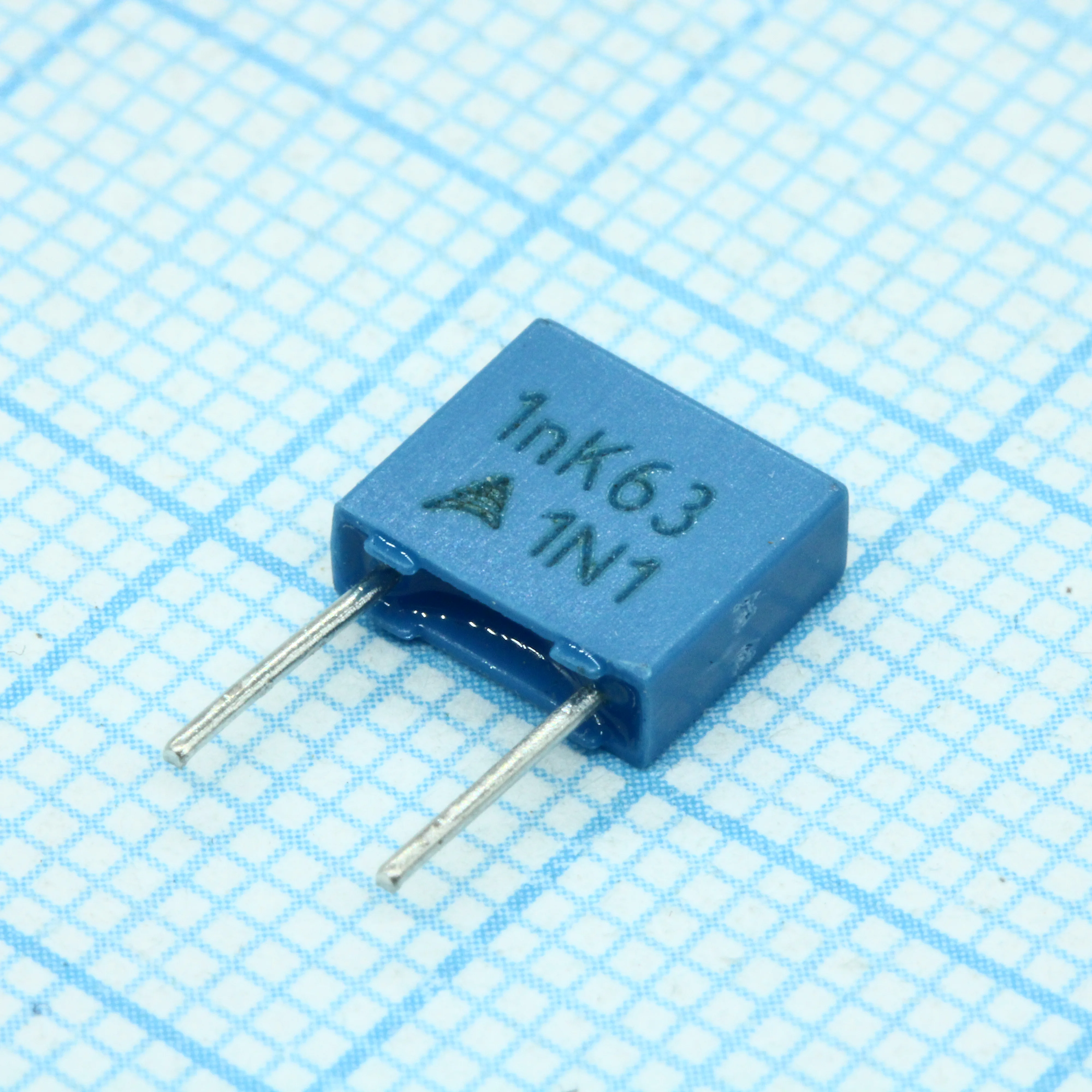 B32529C0102K - Конденсатор металлоплёночный полиэтилентерефталатный 1000пФ 63В ±10% (7.3х2.5х6.5мм) шаг выводов 5мм 125°С автомобильного применения россыпь