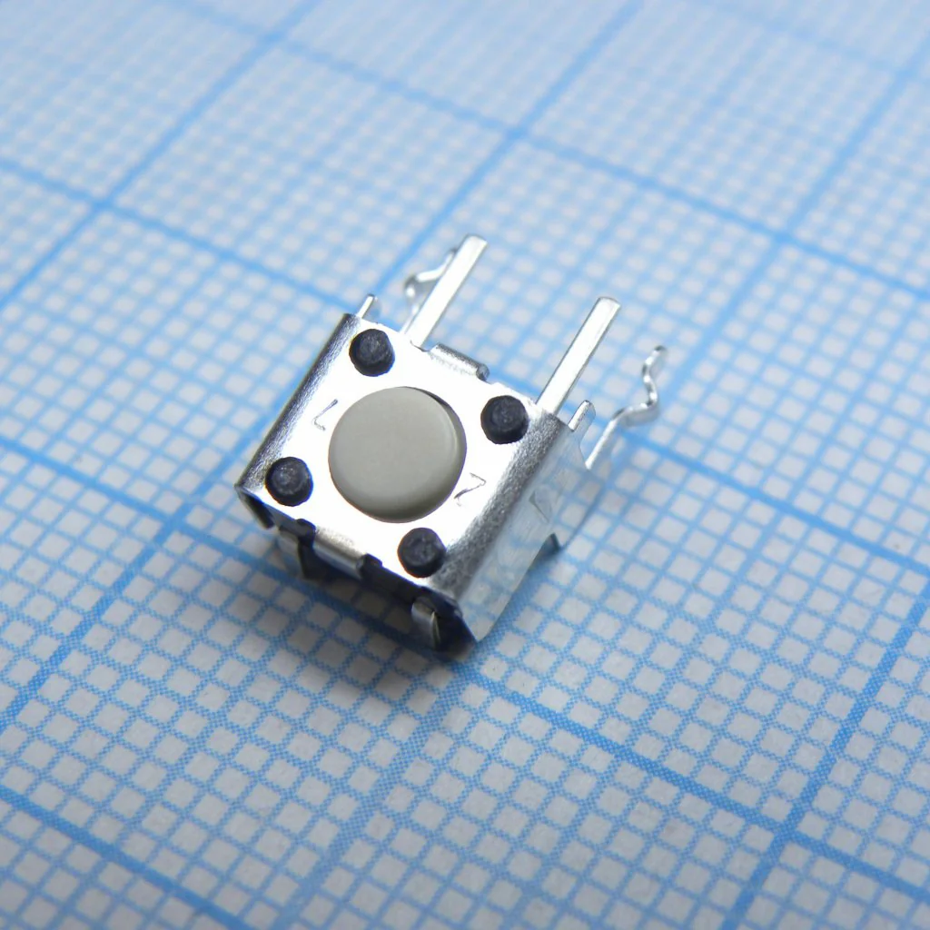 B3F3100 - Кнопка тактильная 6х6мм угловая h=0.9mm усилие нажатия 0.98N(100гр) 0.05А 24В монтаж в отверстие