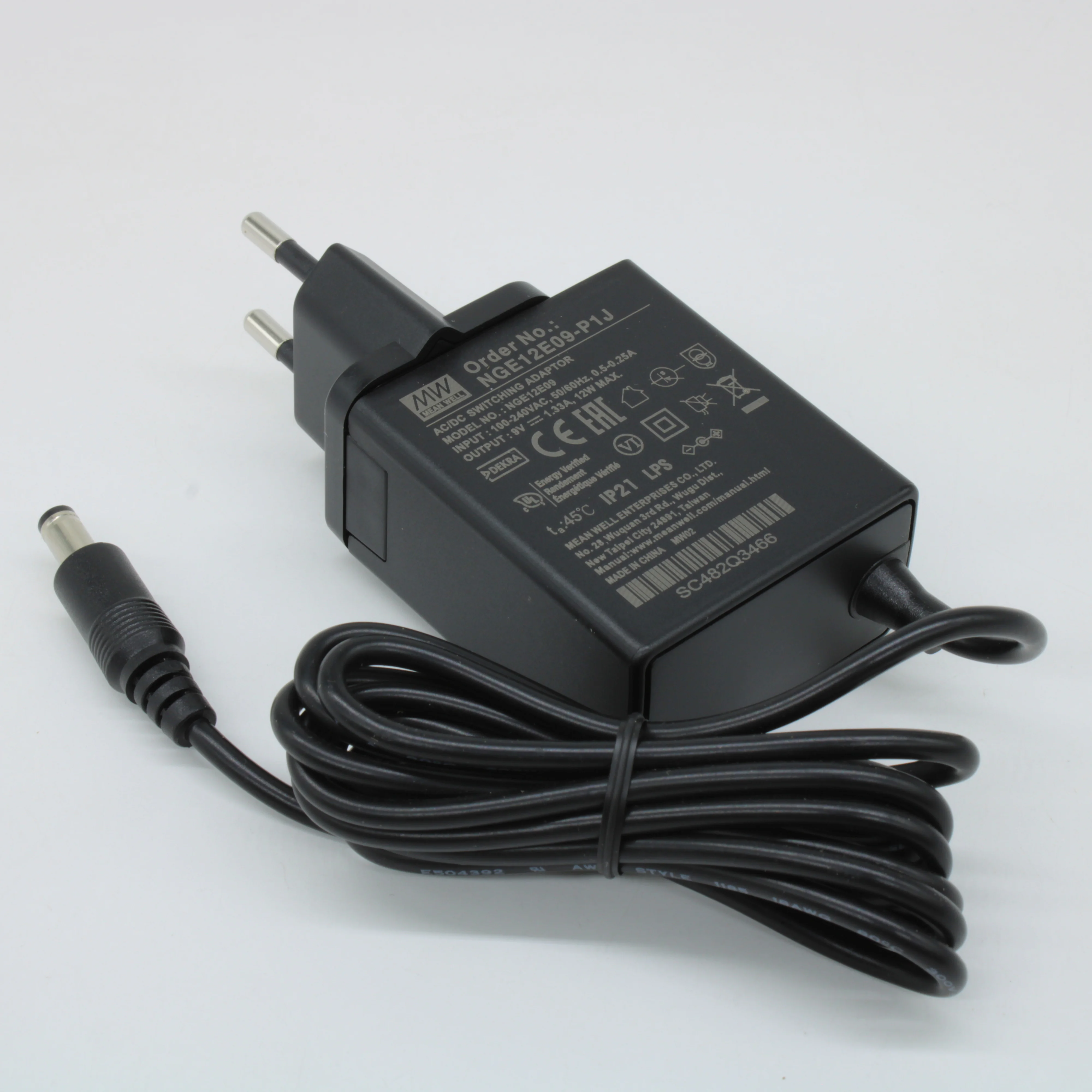 NGE12E09-P1J - AC-DC, 12Вт, сетевой адаптер, выход 9В/1.33А, вход 80...264В AC, 47...63 Гц, изоляция 4000B DC, 2xMOPP, 48x28*x55мм, -30...+70C, евровилка, выходной разъем 11мм, диам. 5.5х2.1мм