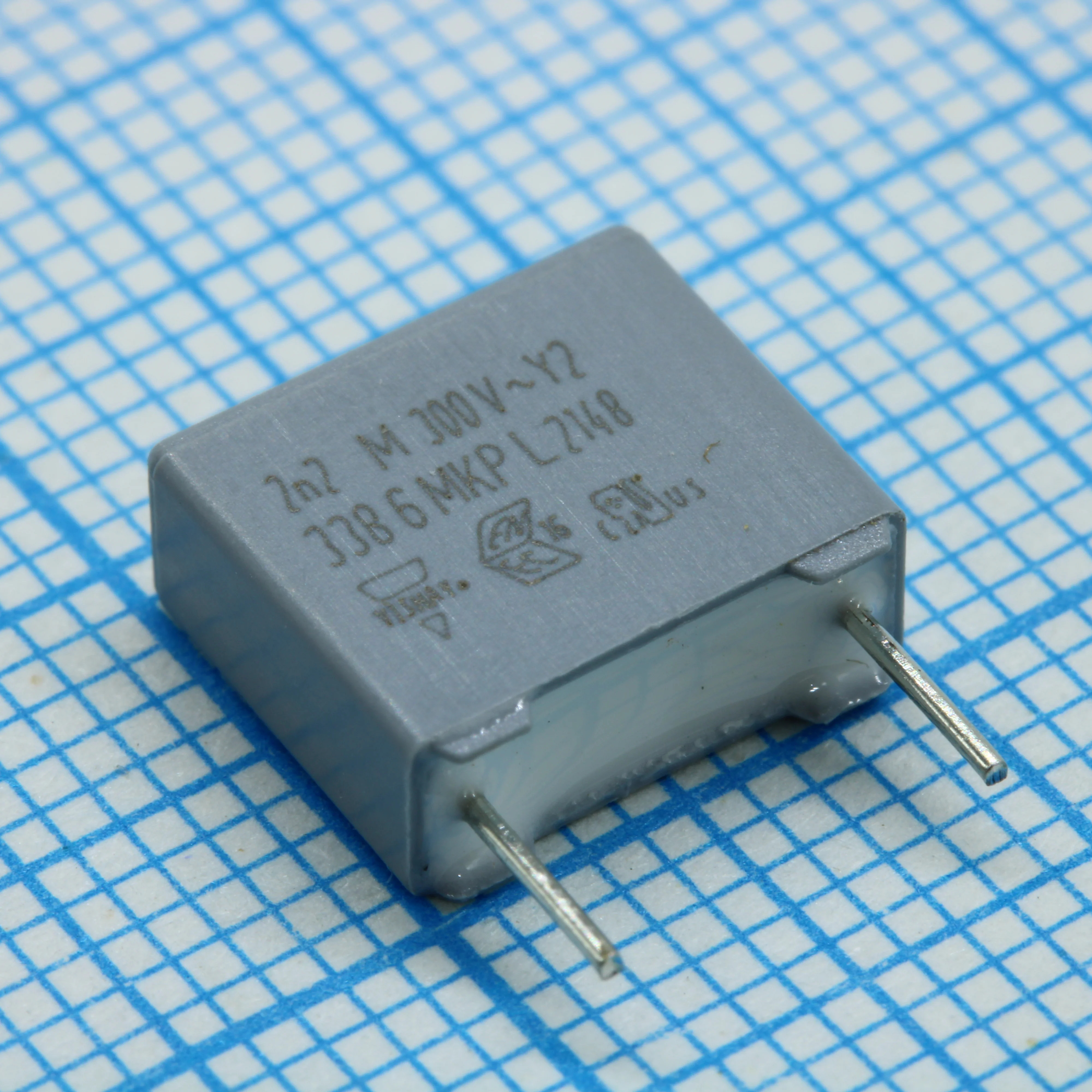 BFC233860222 - Пленочный конденсатор Y2 2200пФ 1000VDC/300VAC ±20% 10х4х9мм 105°C