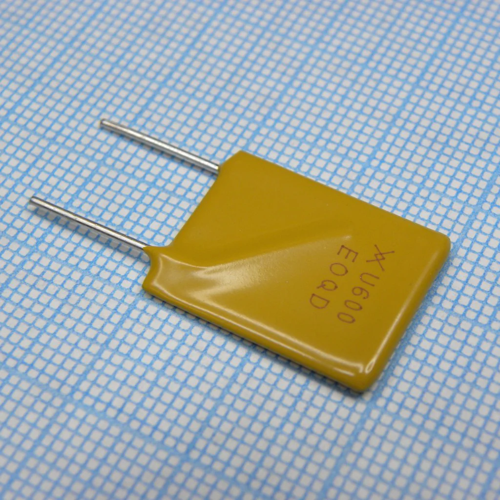 RUEF600 - Самовосстанавливающийся предохранитель PTC 6A(hold) 12A(trip) 30V 100A 3.5W 16s 0.005Ohm Radial 16.5 X 3 X 24.1mm Bag