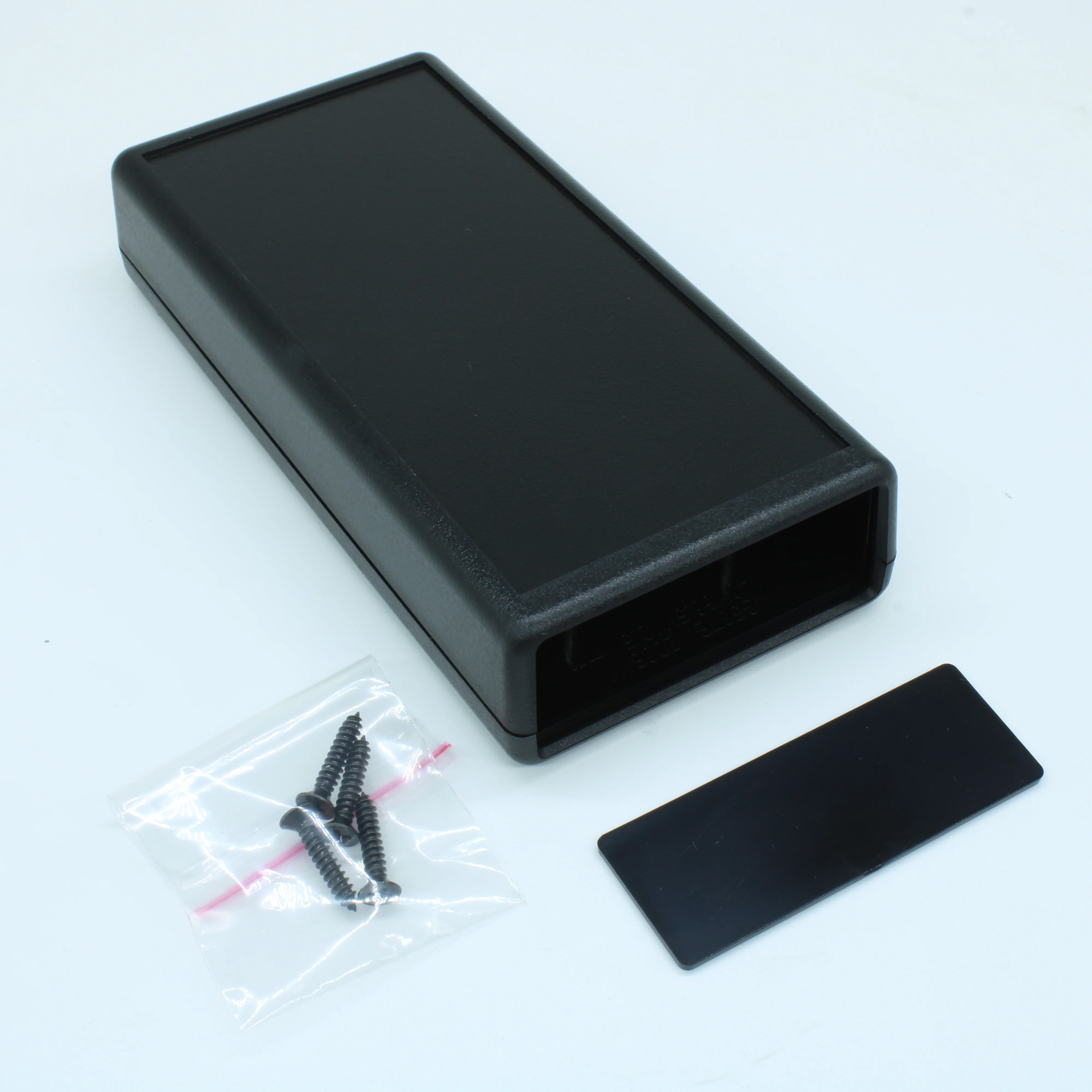 G537B(BC)-1$ - Корпус приборный с батарейным отсеком, носимый, материал: ударопрочный пластик ABS, одна панель "$", размеры: 140x66.5x28 мм, IP54, цвет: черный