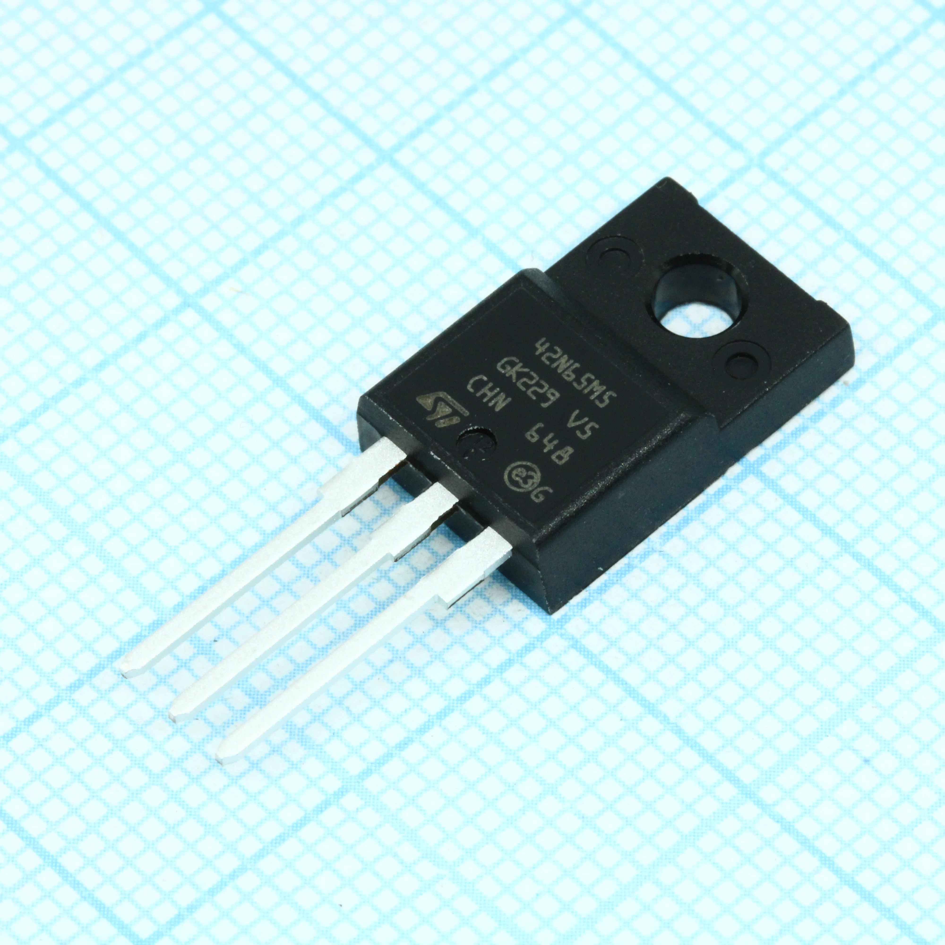 STF42N65M5 - Транзистор полевой MOSFET N-канальный 650В 33А TO-220FP