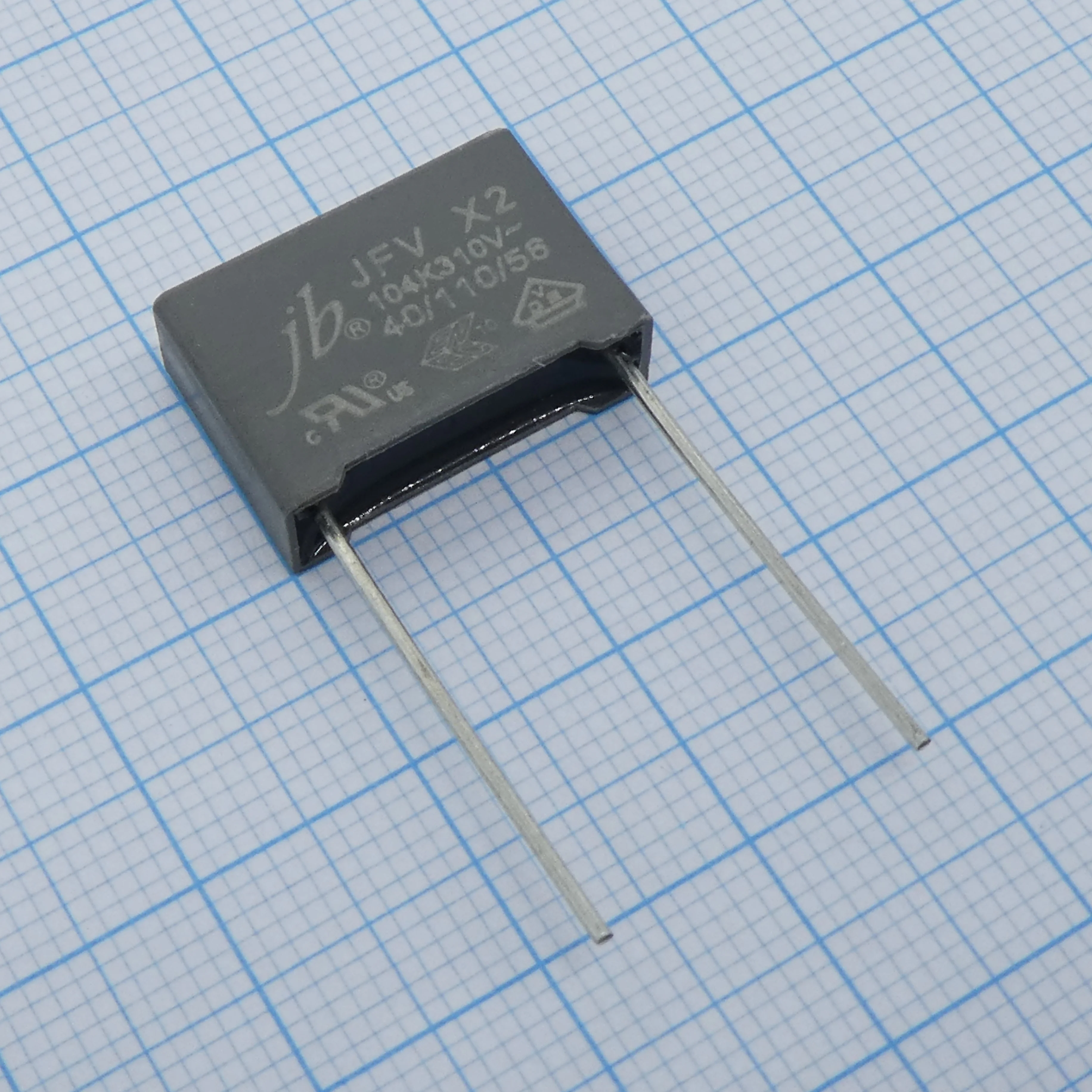 JFV0A9104K150000B - Пленочный помехоподавляющий конденсатор X2  0.1мкФ, 310VАС, радиальные выводы с шагом 15мм, 18x6x12мм