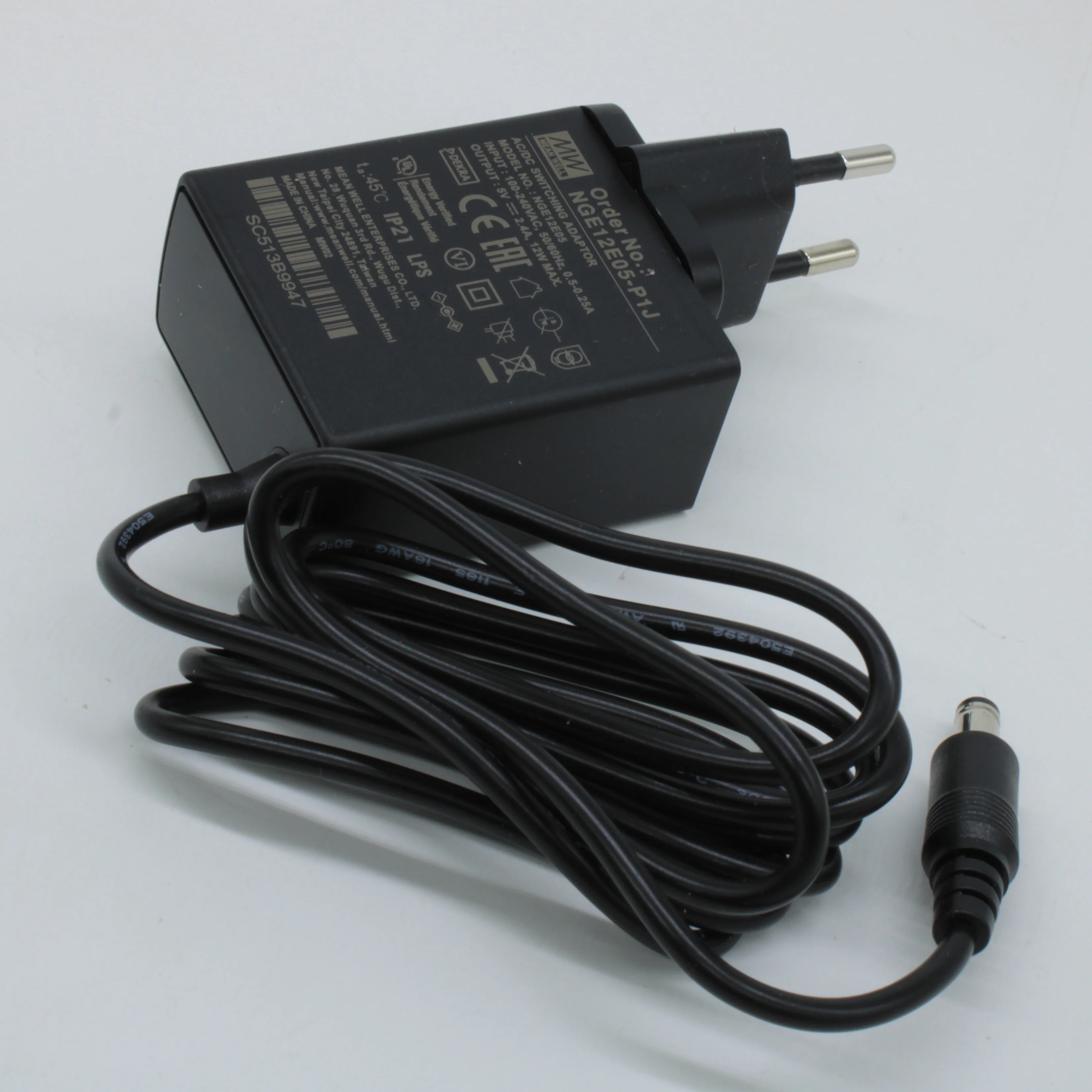 NGE12E05-P1J - AC-DC, 12Вт, сетевой адаптер, выход 5В/2.4А, вход 80...264В AC, 47...63 Гц, изоляция 4000B DC, 2xMOPP, 48x28*x55мм, -30...+70C, евровилка, выходной разъем 11мм, диам. 5.5х2.1мм