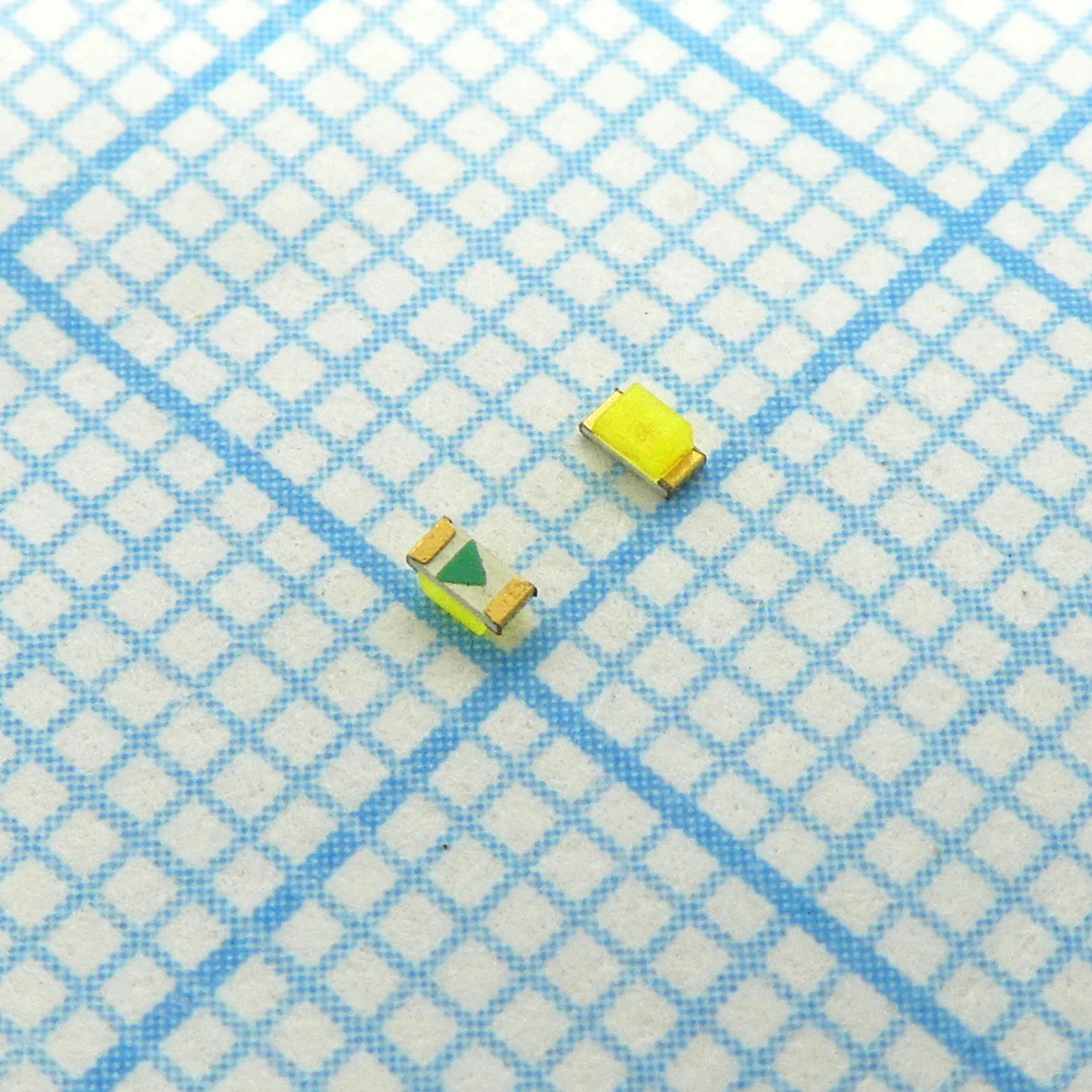 KPT-1608PWF-A - Светодиод smd 1,6х0,8мм/белый/70-140мкд/5700K/желтый флуоресцентный/120°