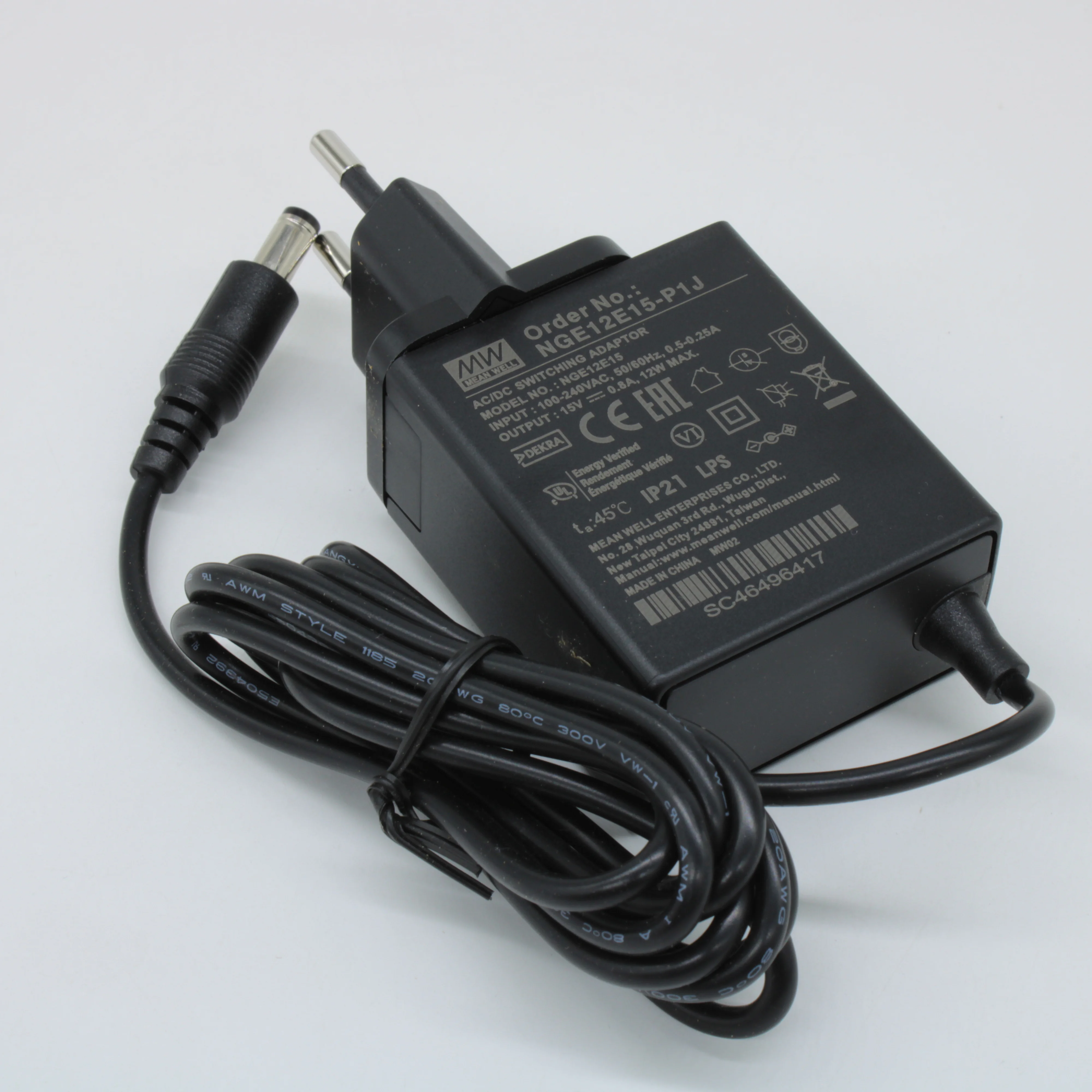 NGE12E15-P1J - AC-DC, 12Вт, сетевой адаптер, выход 15В/0.8А, вход 80...264В AC, 47...63 Гц, изоляция 4000B DC, 2xMOPP, 48x28*x55мм, -30...+70C, евровилка, выходной разъем 11мм, диам. 5.5х2.1мм