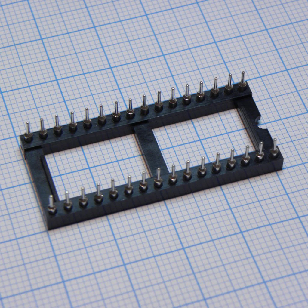 DS1001-01-32BT1WSF6S-JKB - DIP-панель цанговая под микросхему 32pin, шаг 2.54мм, ширина 15.24мм, 3А, -40 +105С