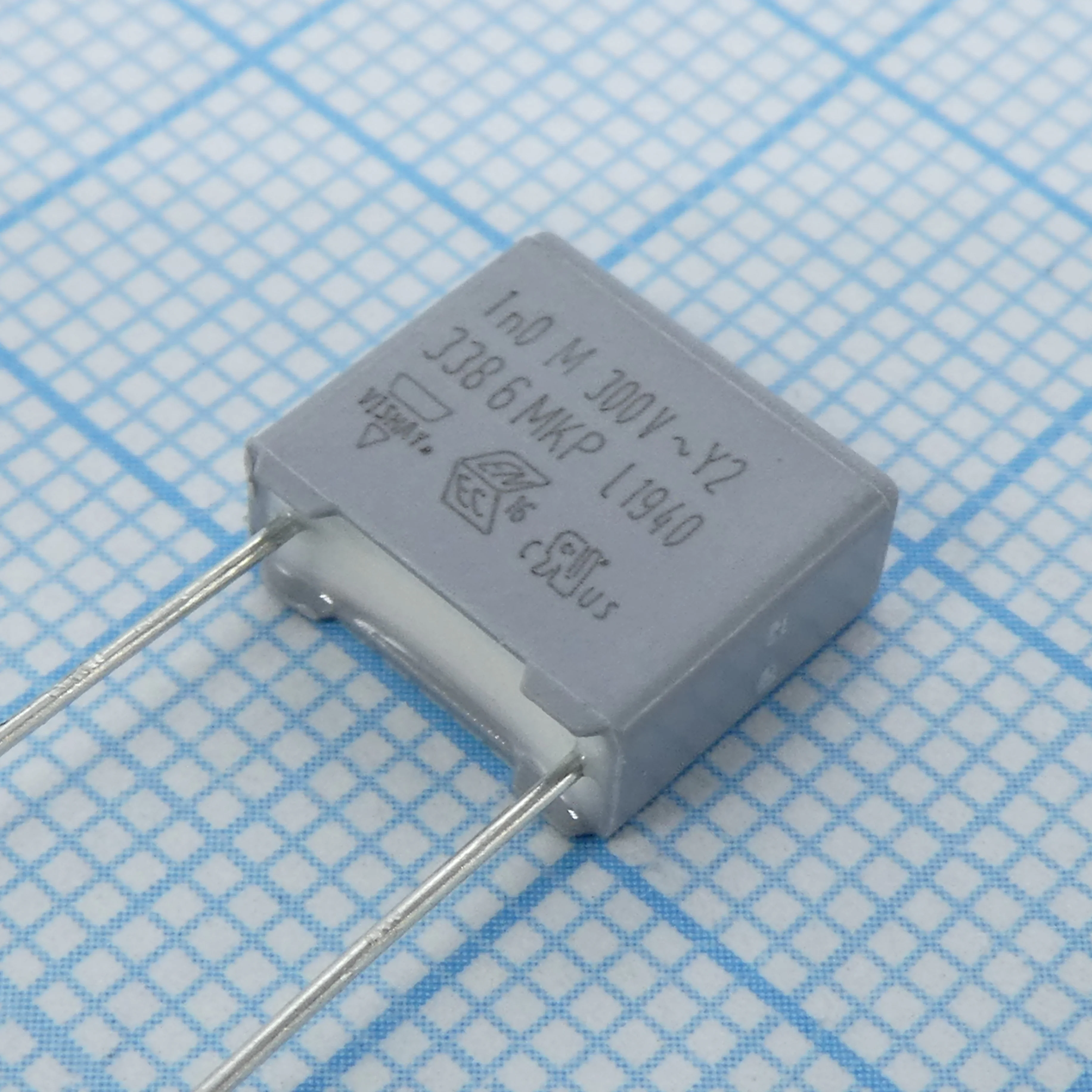 BFC233866102 - Пленочный конденсатор Y2 1000пФ 1000VDC/300VAC ±20% 10х4х6мм 105°C ammo