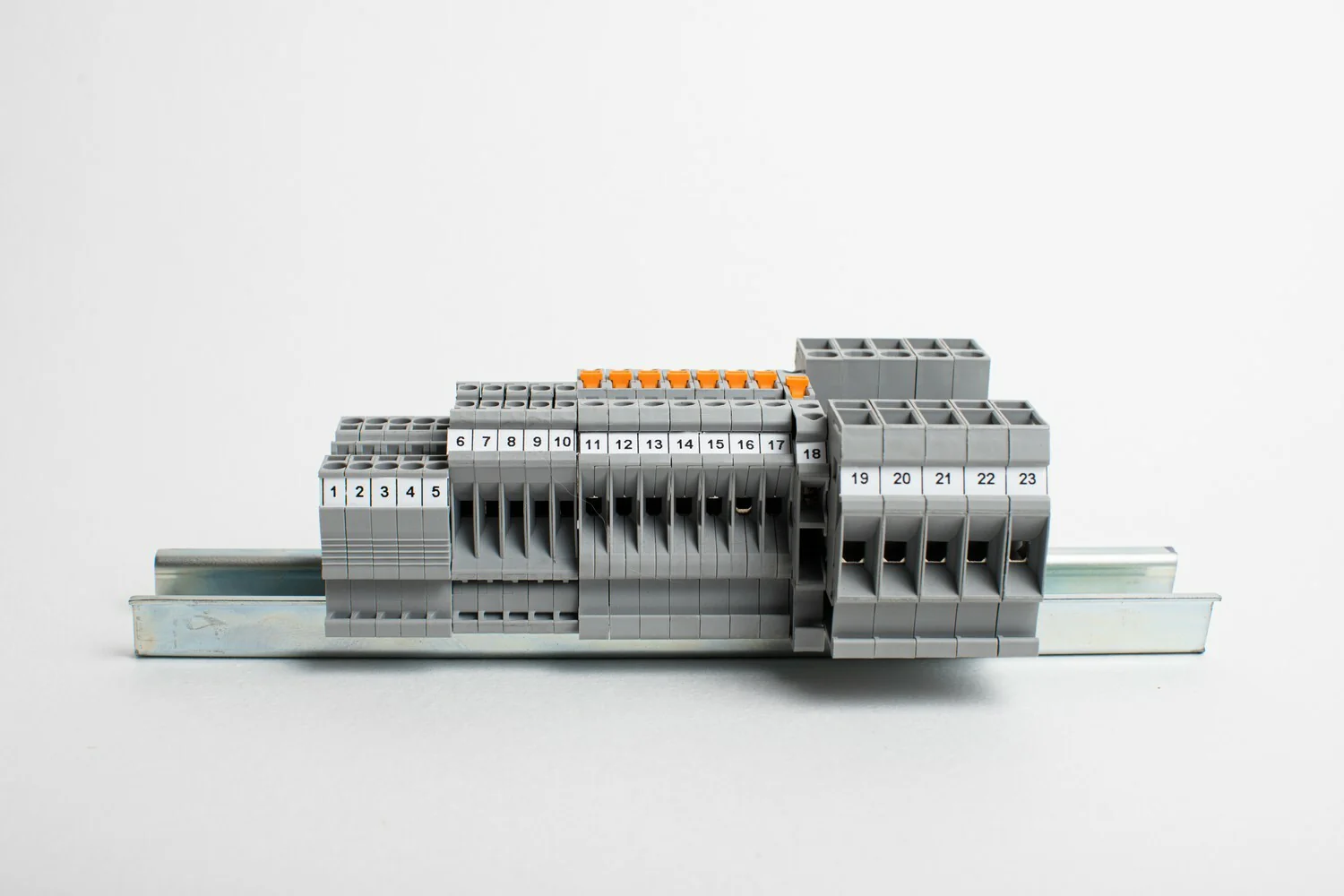 Маркировка клемм SMK-PC-4 мм кв. - Для клемм Phoenix Contact (серия: UT, ST и PT), cечение клеммы 4 мм кв., ширина маркера 6,2 мм, кол-во в ряду/в ячейке 10/20, цвет белый, для принтера: RT200, RT230, в упаковке 4800 маркеров
