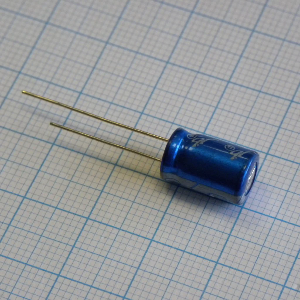 16SEPF560M - Полимерный алюминиевый конденсатор радиальный 560uF 16V  8x12mm 4950mA 5000часов